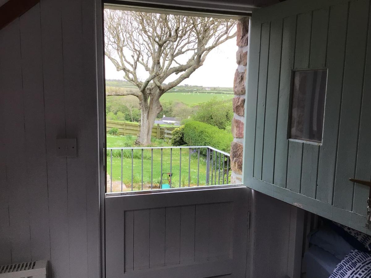 Cozy Camborne Studio Retreat With Two Single Beds 외부 사진