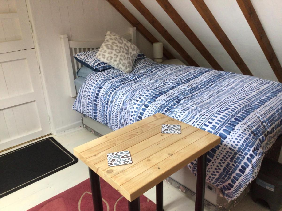 Cozy Camborne Studio Retreat With Two Single Beds 외부 사진