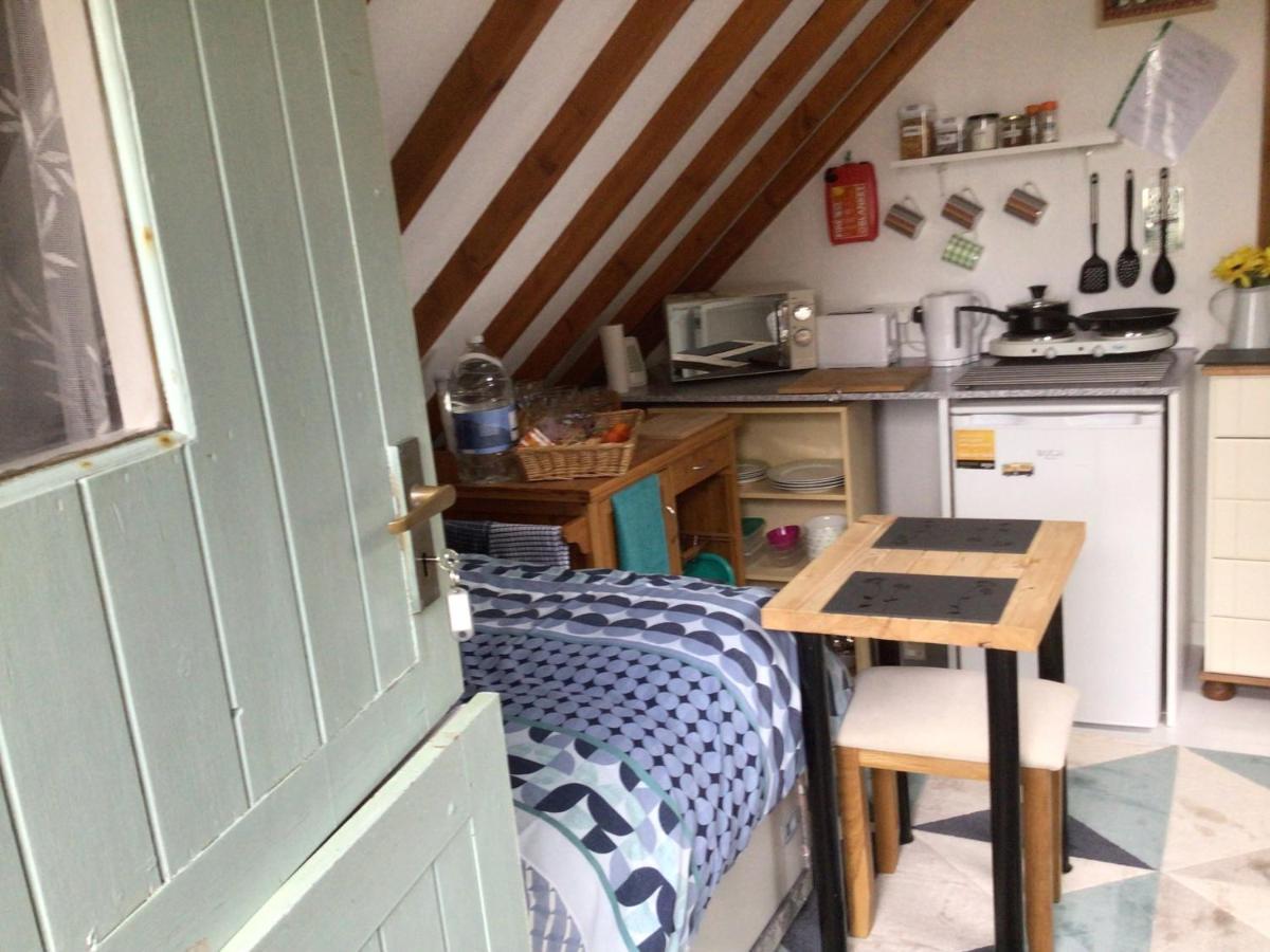 Cozy Camborne Studio Retreat With Two Single Beds 외부 사진